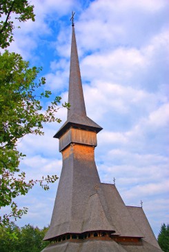 Şurdeşti Church, warehouse wooden gate